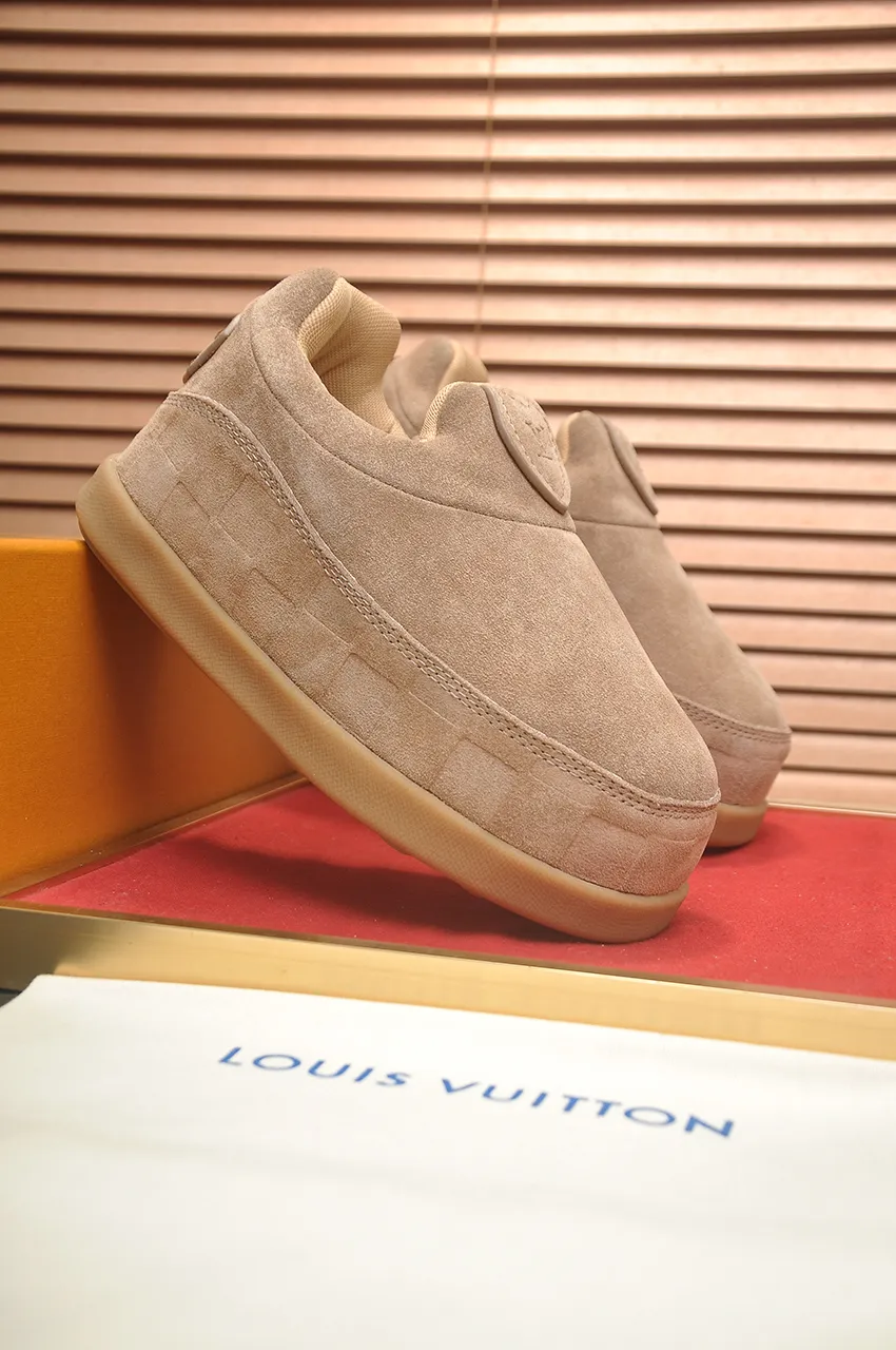 Men's men's shoes💰700💶 🔥New style🔥 LV co-branded nigo, ugly and cute😍Many Internet celebrities have put on their shoes, classic and versatile items.  ❄️Fabric: Imported high mercerized cow suede. ❄️Inner lining: high-grade elastic mesh, ❄️Outsole: original molded outsole, palm print rubber outsole with hidden L letter and Monongram flower ❄️Size: Female 35-41 (Female 41 customized), Male 39-46 (45-46 customized)